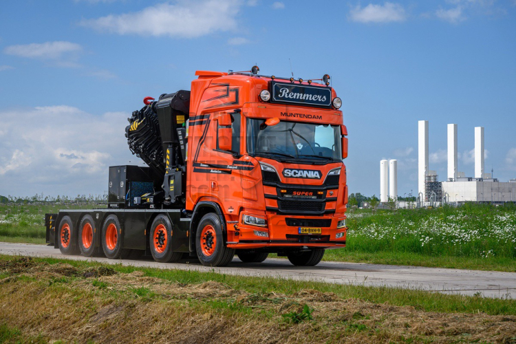 Dikke kraan op een dikke V8