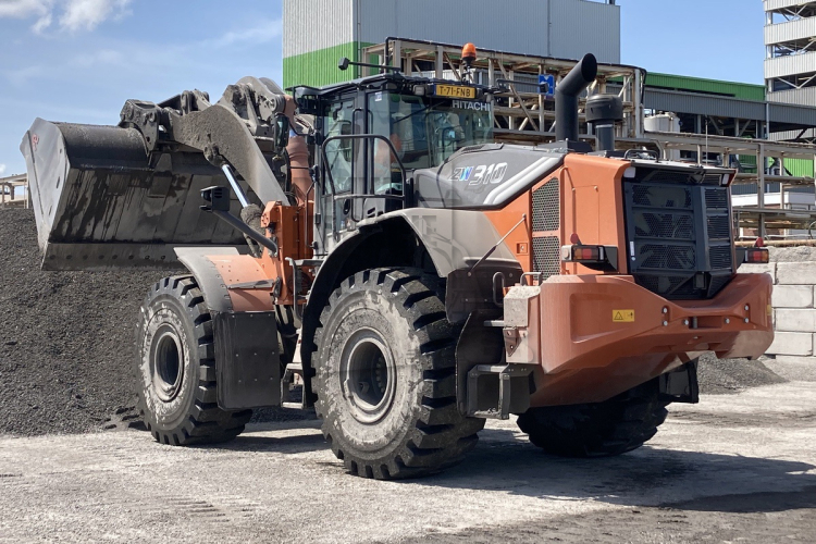 Opnieuw Hitachi ZW310-7 wiellader afgeleverd bij Heros