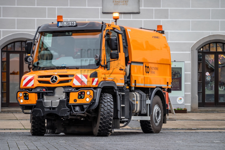 Voor straatreiniging en winterdienst: Unimog