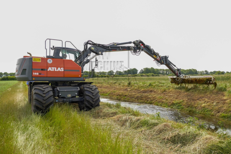 Big Foot maait sloten