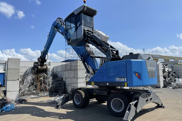 Sorteren en recyclen met een Fuchs MHL331F