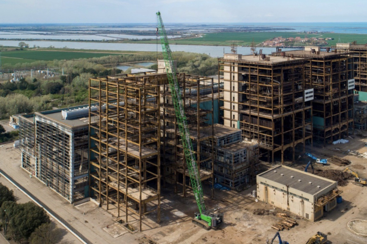 Tot op 75 meter hoogte slopen met een 10 ton zware sloopkogel