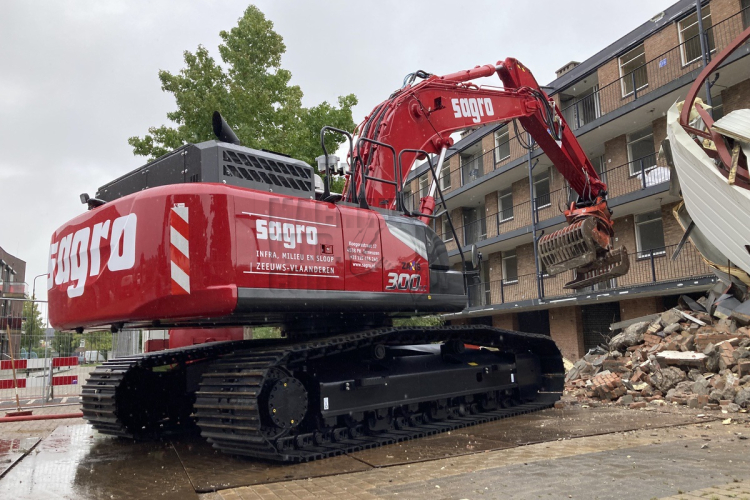 Sagro zet nieuwe Hitachi ZX300LC-7 in bij sloop van flatgebouw
