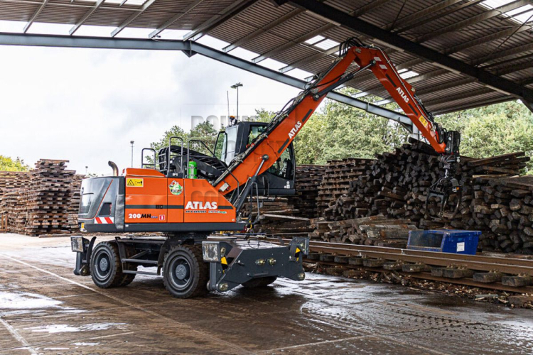 Demonteren en sorteren met een Atlas 200MH recyclingmachine