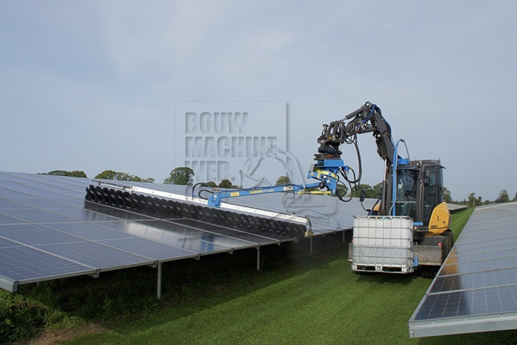Mecalac 7MWR wast zonnepanelen