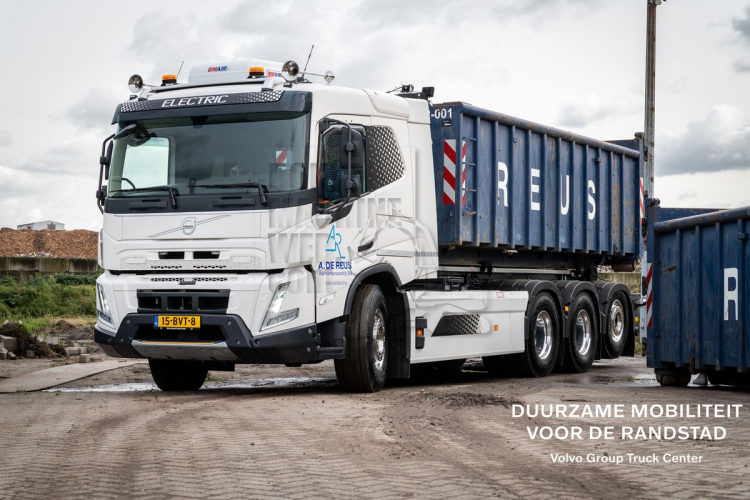 A. de Reus Aannemersbedrijf zet Volvo FMX Electric in voor containertransport