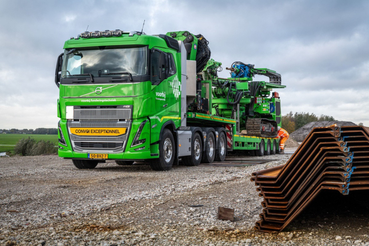 Tweede Volvo FH16 8x4 zwaartransporttrekker voor Voorbij Funderingstechniek