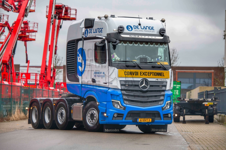 De Lange Speciaal Transport neemt vijf dikke Benzen in gebruik