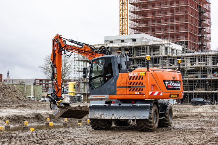 Primeur voor T. van Oorschot: Atlas 165W