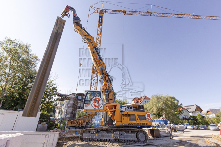 Speciale Liebherr R 956 trekt damwanden