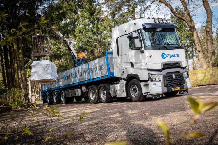 Van der Wiel rijdt na 10 jaar weer met Renault Trucks