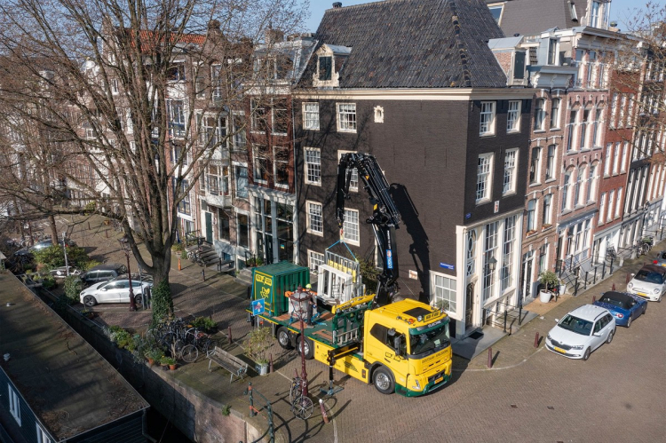 Eerste elektrische bouwtruck met zware autolaadkraan voor Kisjes Transport