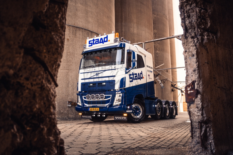 Staad neemt unieke Volvo FH 540 met opvallende LED-verlichting in gebruik