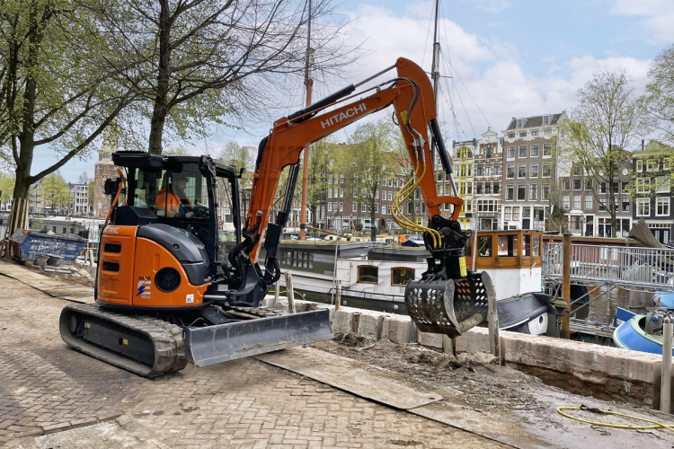 Herstel Amsterdamse kademuren met elektrische Hitachi ZX55U-6EB
