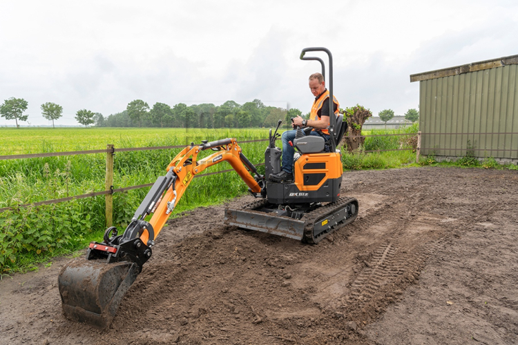 Develon lanceert zijn kleinste graafmachine