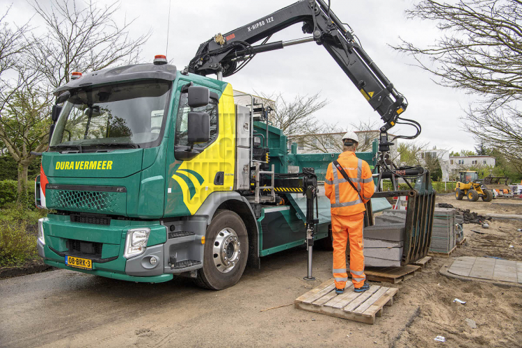 Vrijbloed en Dura Vermeer rijden met 100% elektrische knijperwagen in Amsterdamse binnenstad