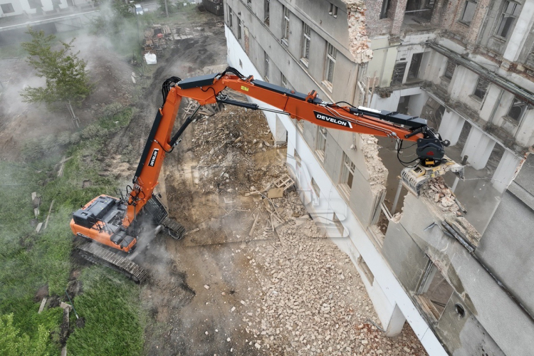 Eerste inzet Develon DX380DM-7 sloopgraafmachine