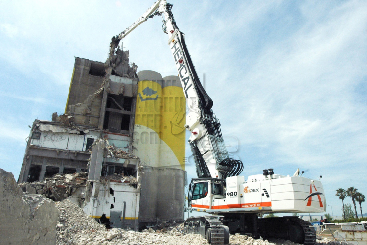 Grootste sloopgraafmachine op het Iberisch Schiereiland met een Nederlands tintje