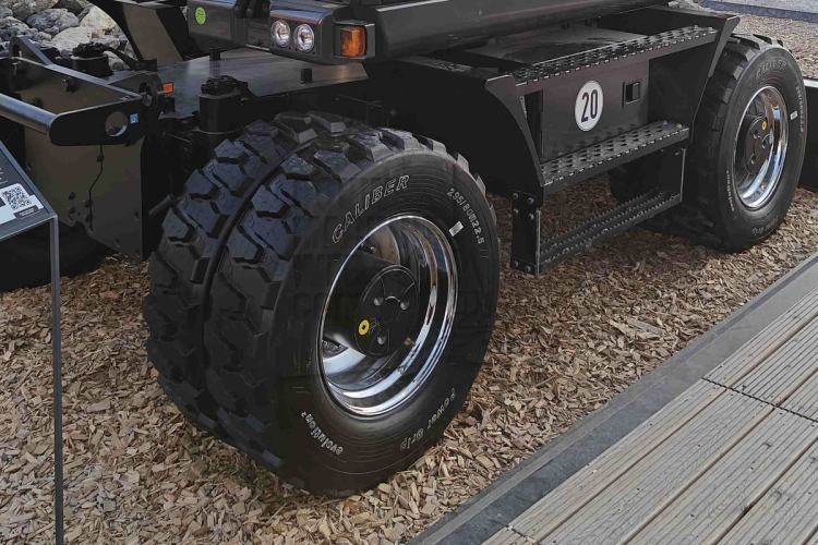Nieuwe graafmachineband van Caliber Tyres & Wheels