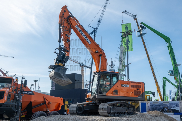 Develon 9-serie graafmachines zijn geschikt voor Engcon draaikantelstukken
