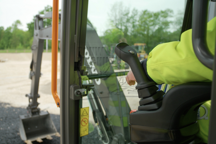 Volvo heeft veiligheid in de hand met de innovatieve hand sensing joystick