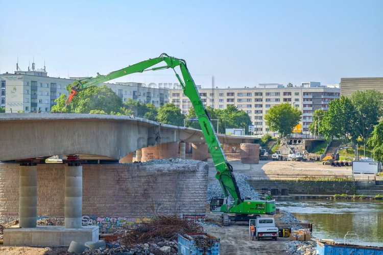 Sennebogen 870E maakt korte metten met brug
