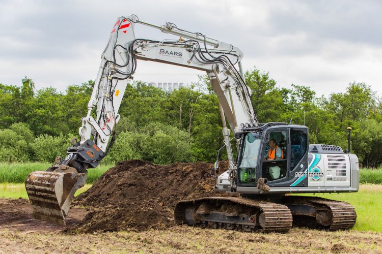 Hybride Kobelco met verstelbare giek voor Baars