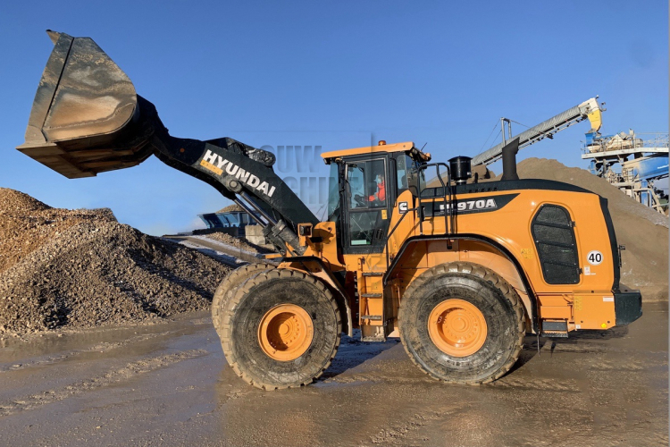 Eerste wiellader type HL970A opgenomen in het machinepark van Poullard