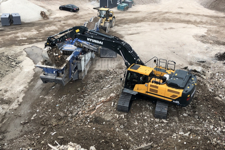 Nieuwe Hyundai HX330AL voor Lansers Trio