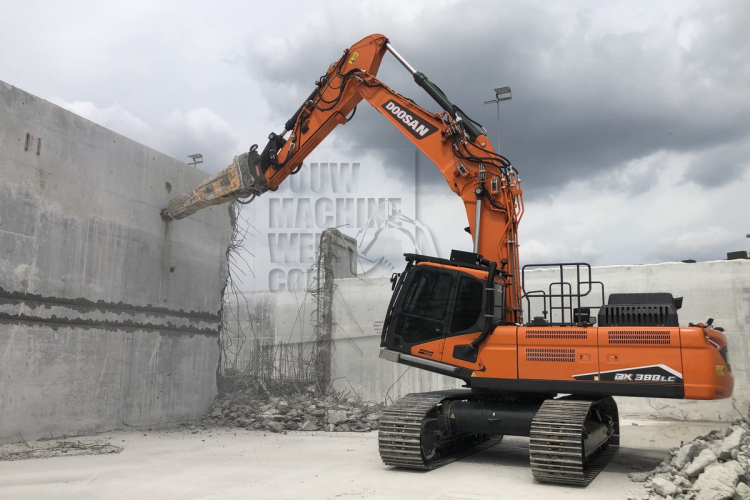 Doosan voegt derde model toe aan serie sloopgraafmachines