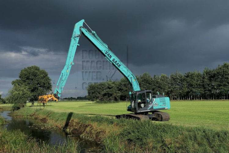 Kobelco hybride longreach voor Van Raak