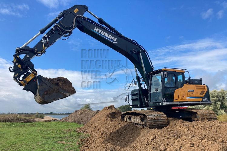 De nieuwe volledig elektrische Hyundai HX260AL Electric verzet eerste kuubs