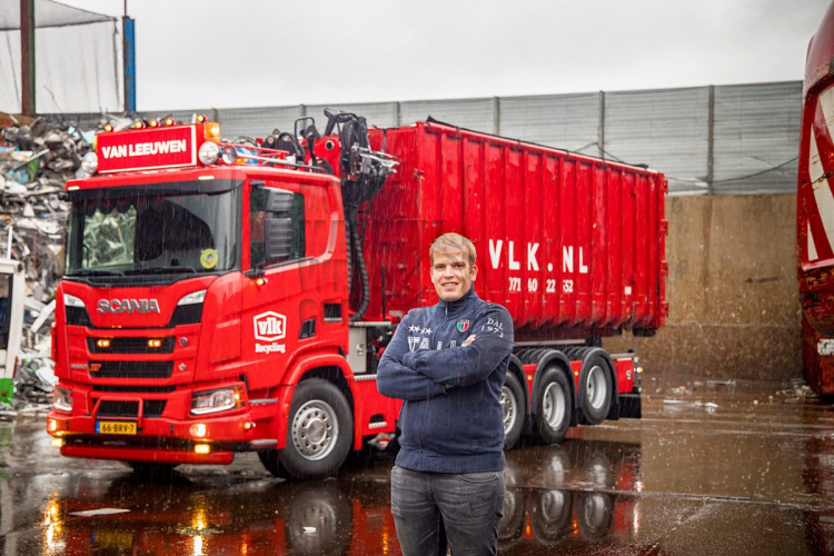 Een V8 als extra beloning voor jarenlange trouwe dienst chauffeur