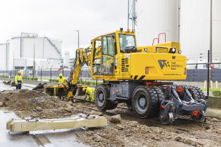 Zeventiende Atlas spoorwegmachine voor Van Oosterwijk Rail