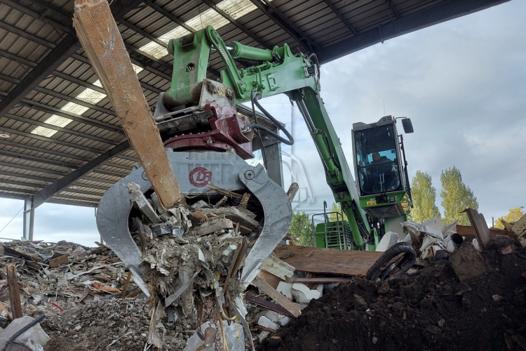Venus werkt 100% duurzaam met elektrische machine en Demarec grijper
