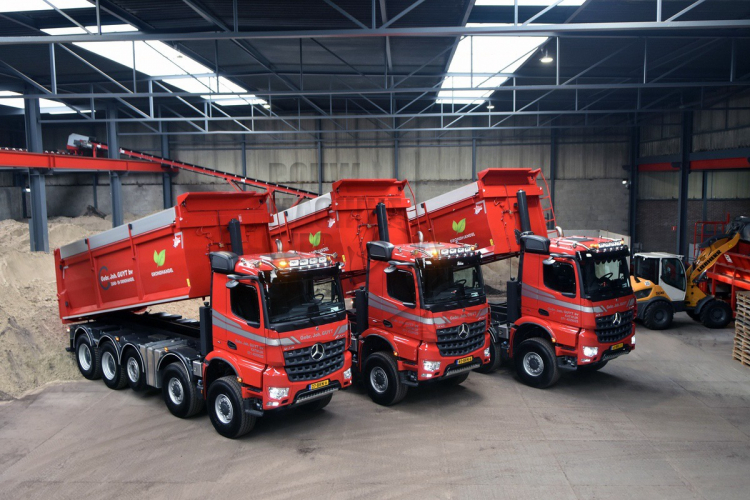 Compacte Mercedes-Benz Arocs 10x8 voor Guyt