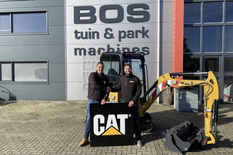 Pon Equipment en Bos Sneek gaan samenwerking aan voor Cat compacte machines in Friesland.