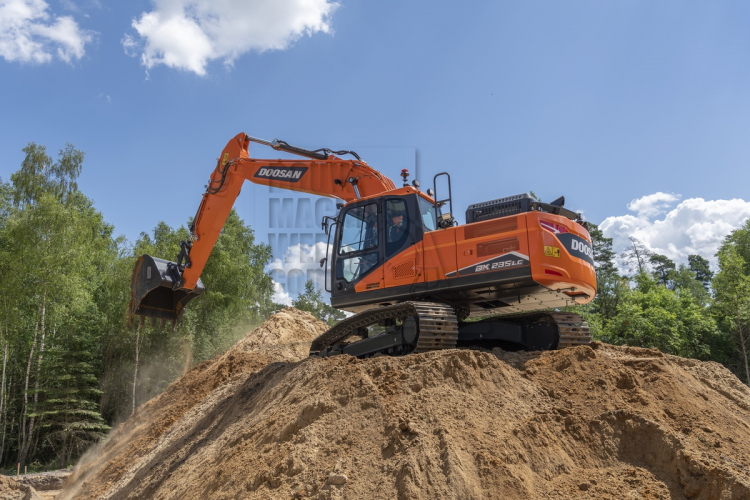 Drie nieuwe Doosan Stage 5-rupsgraafmachines van 23 tot 25 ton