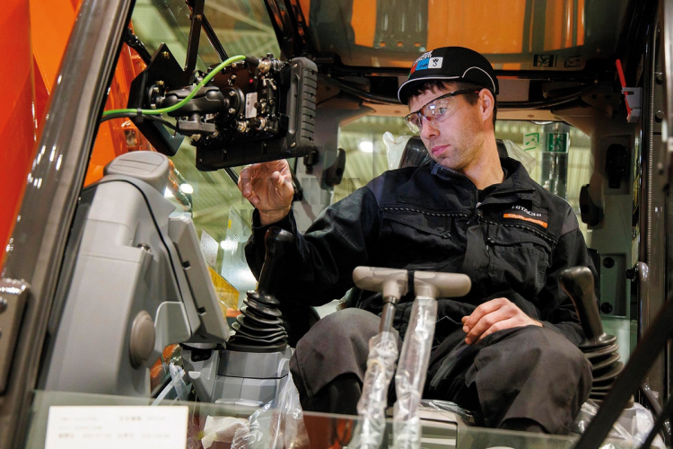 Hitachi levert nu Leica machinebesturingen af-fabriek