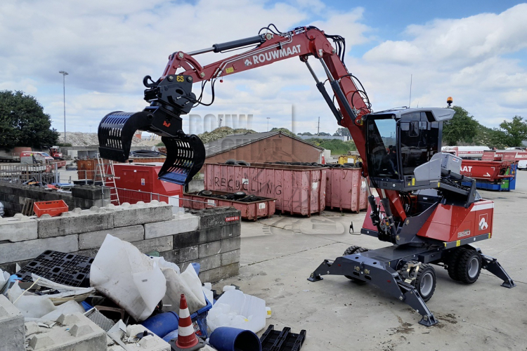 Nieuwe Fuchs MHL320F voor Rouwmaat in Groenlo