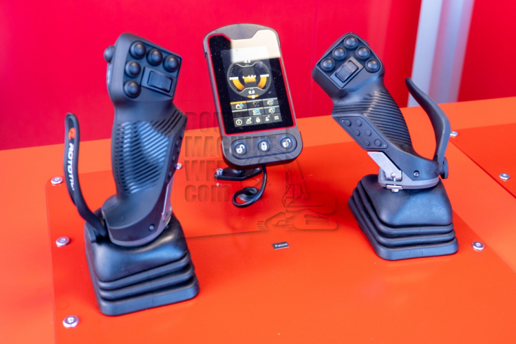 Rototilt lanceert eigen joysticks op Bauma