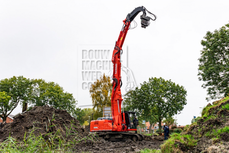 Kastelein neemt unieke Kobelco SK260LC-11 in gebruik