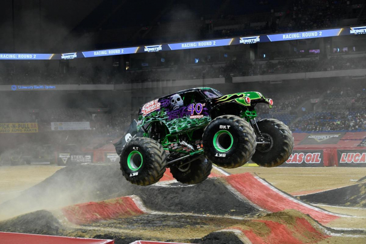 Monster Jam kiest voor Cat-machines van Pon Equipment