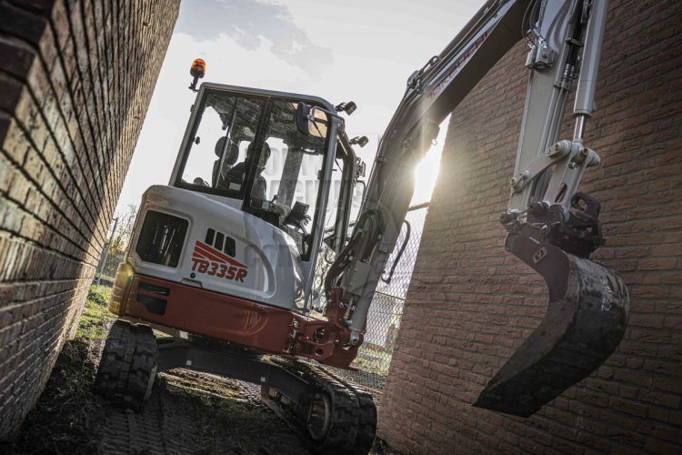 Takeuchi TB335R binnendraaier met ongekende ruime & comfortabele cabine