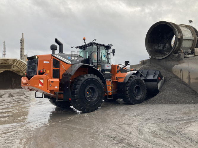 Twee Hitachi wielladers als productiemachines