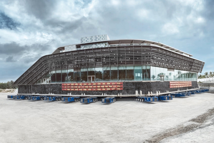 Hotel van 7500 ton in een keer verplaatst