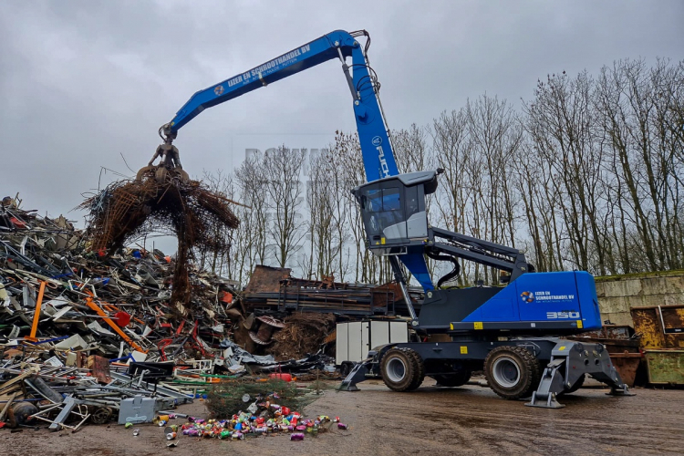 Nieuwe Fuchs MHL350F in actie bij IJzer en Schroothandel B.V.