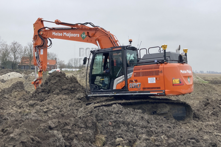 Nieuwe rupsgraafmachine van Melse Maljaars stevig in de Zeeuwse klei