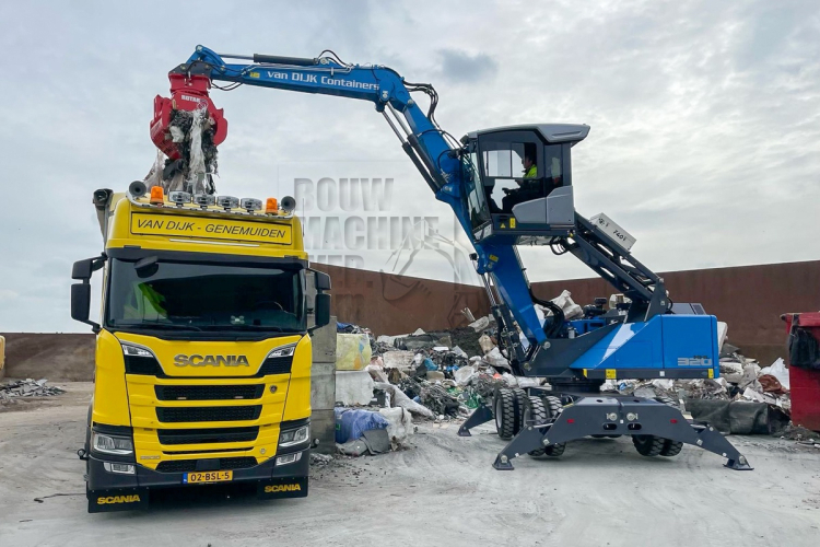 Van Dijk Genemuiden neemt tiende Fuchs MHL320F in gebruik
