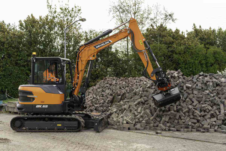 Develon lanceert twee nieuwe 6 tons midigravers